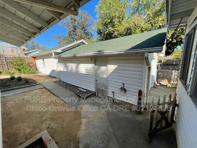 Building Photo - 3090 Grand View Ave