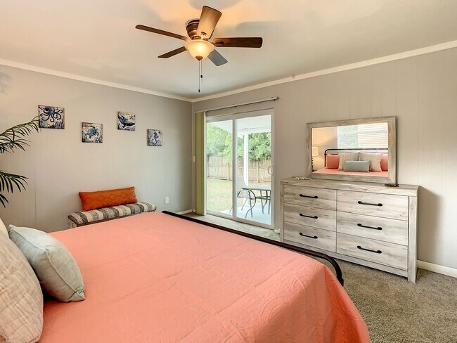 Building Photo - Available Today! Centrally Located St Pete House Furnished for Rent!