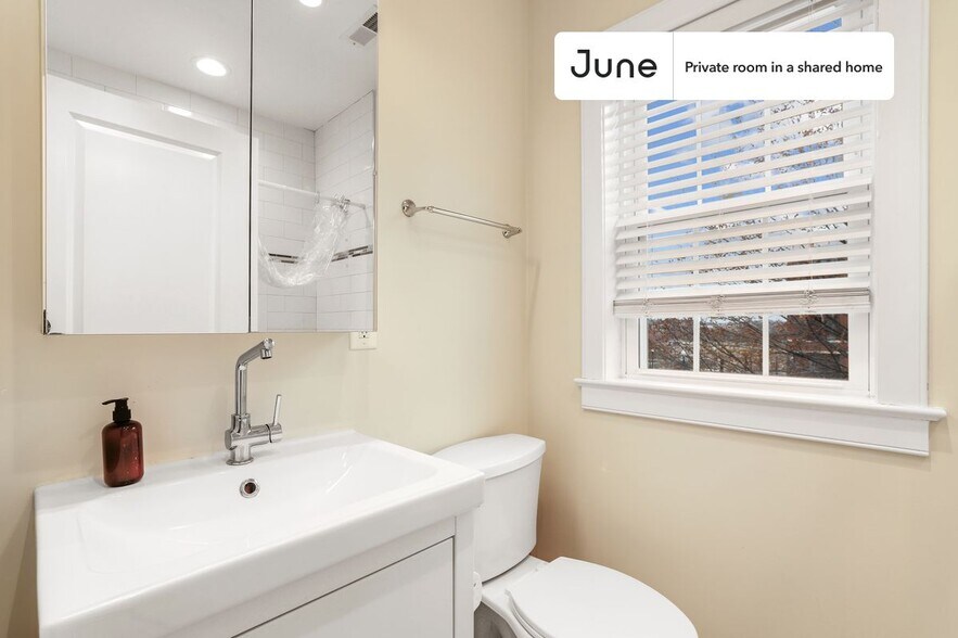 Building Photo - Room in Shared 3 bed/3 bath home in Capitol Hill