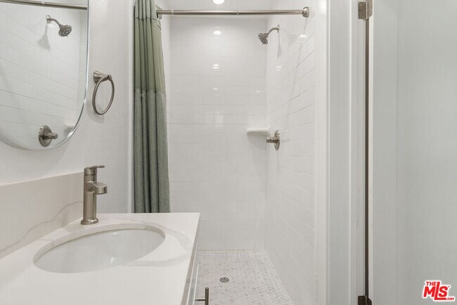 Building Photo - 1341 Mariposa Ave