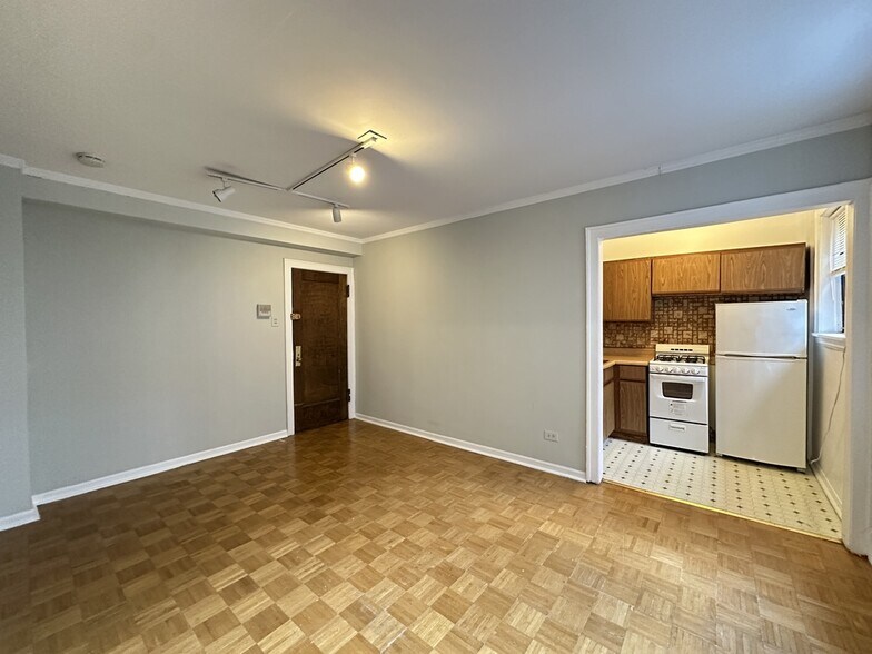 Building Photo - 744 W Belmont Ave