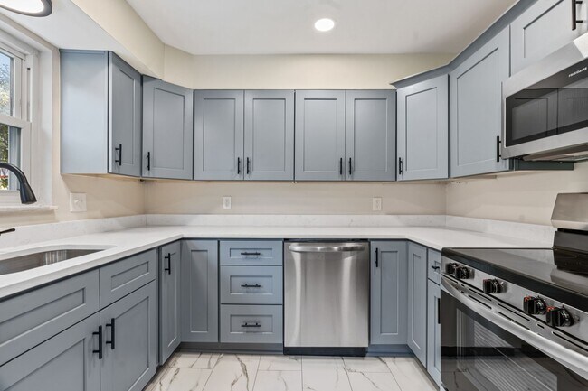 Building Photo - Beautifully Renovated 4 Bed/ 2 Bath with 2...