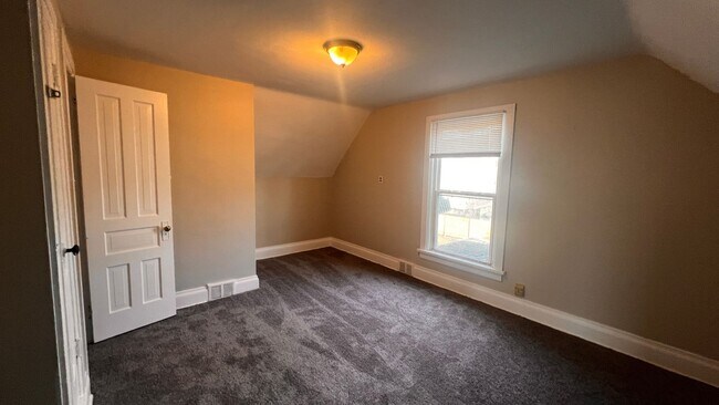 Building Photo - Ginormous 6 Bed Single family home with all Appliances Near Lake Michigan!