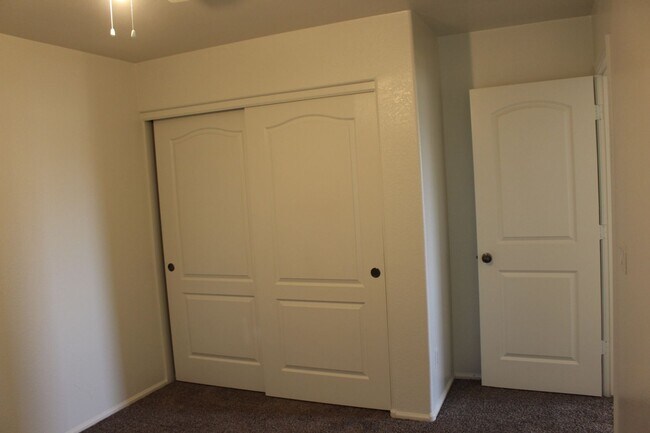 Building Photo - 3 bedroom with loft in Cheatham farms
