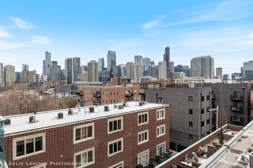 Building Photo - 680 N Green St