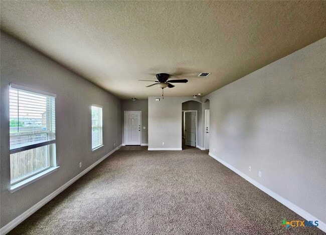 Building Photo - 729 Community Dr