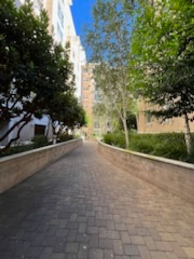 Building Photo - Epic REA - Great 1 BR/1 BA Condo w/Parking...