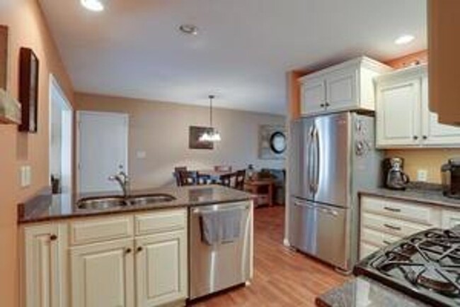 Building Photo - 1712 Stratford Dr