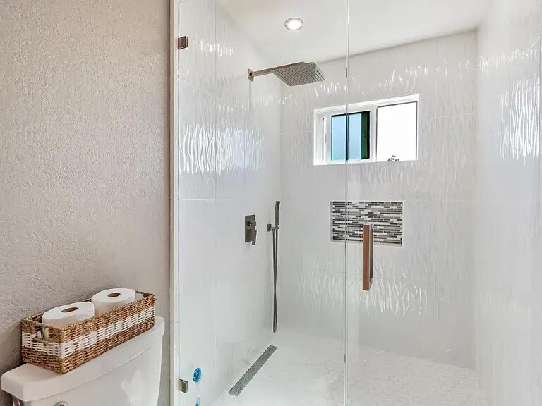 Master restroom 2 - 1206 Sycamore Ct