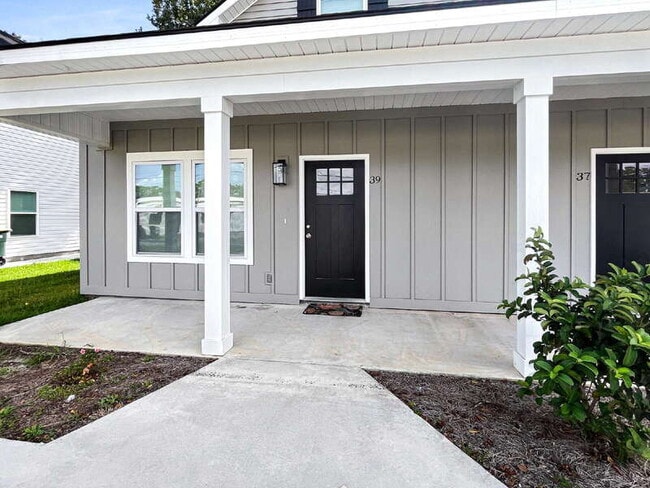 Building Photo - 39 Travis St