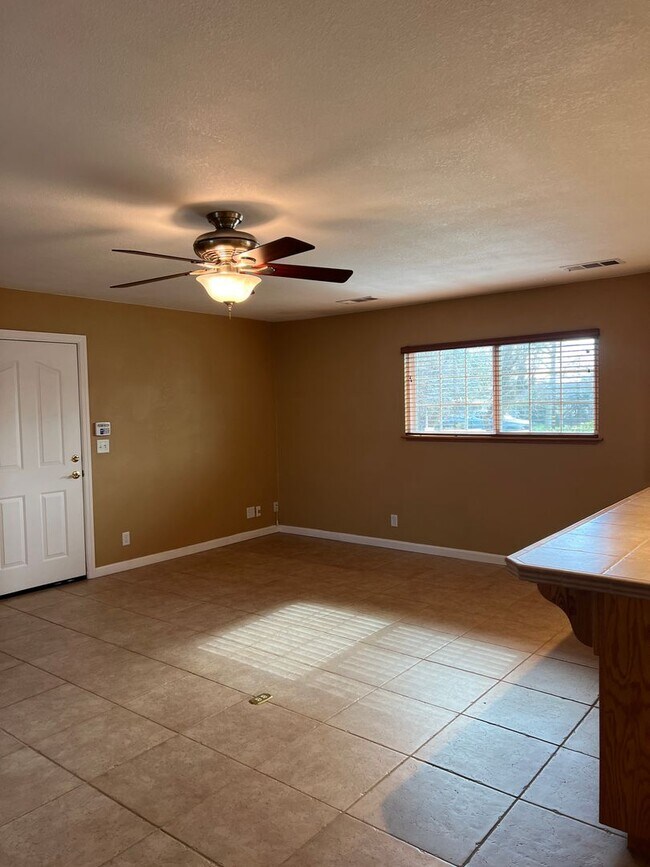Building Photo - Welcome to this charming 2-bedroom, 2-bathroom home!