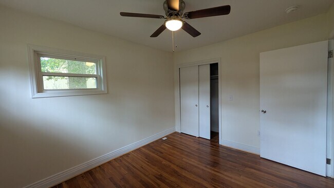 Building Photo - Newly Renovated -- Walking Distance to the...