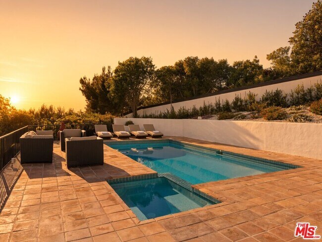 Building Photo - 3909 Villa Costera