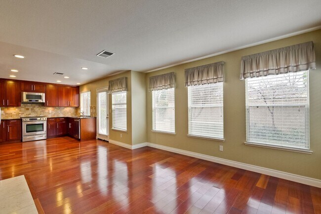 Building Photo - Awesome 3 Bedroom  Home Near Rivermark Plaza!