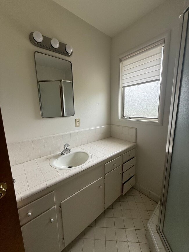 Building Photo - Spacious 3 bed 2 bath home available now!