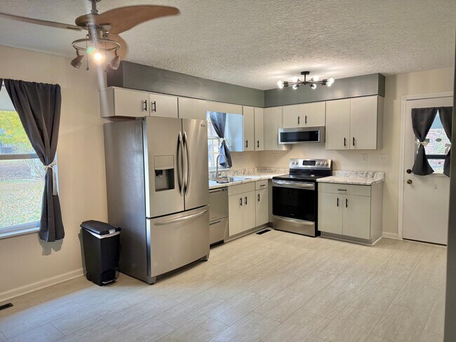Building Photo - 597 Bluebird Dr