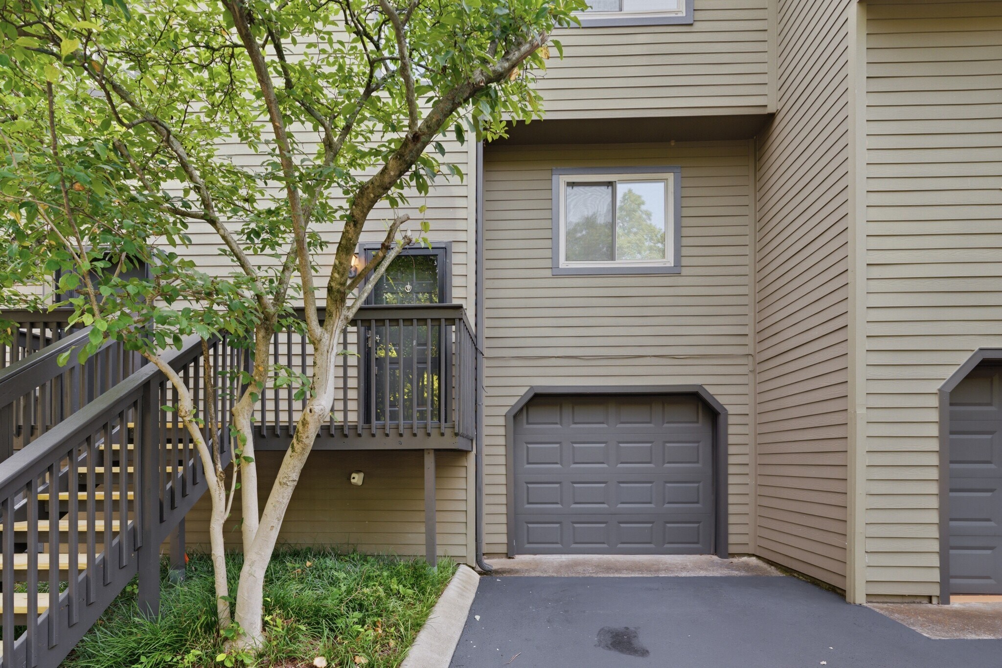 Attached single garage - 254 Summit Ridge Dr