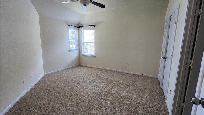 Building Photo - 2318 Nashmor Dr