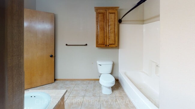 Building Photo - 3 BD, 2.5 BA TOWNHOME, DOUBLE ATTACHED GARAGE, PET FRIENDLY, WALK OUT DECK, LOTS OF SPACE!