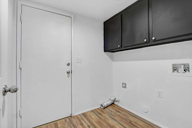 Building Photo - 3030 Wellington Dr