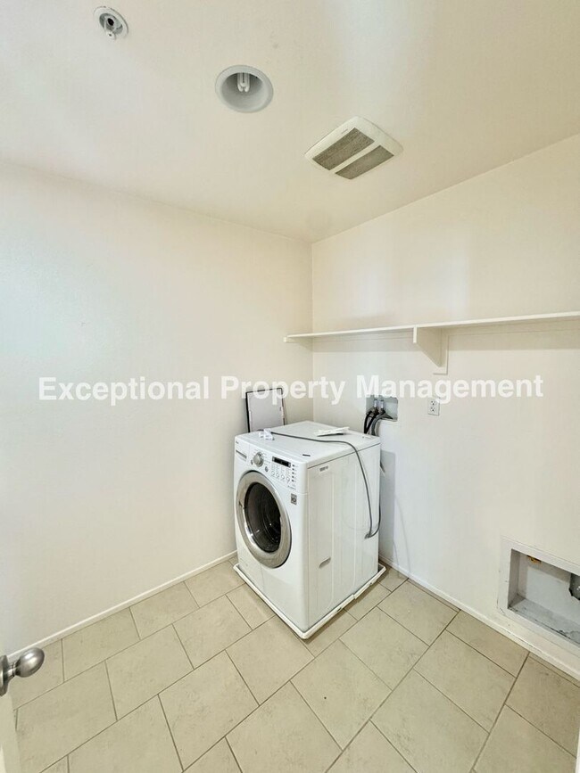 Building Photo - Read to move in 4 bedroom 3 bath home with a den