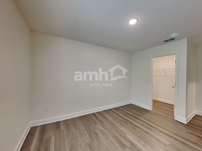 Building Photo - 11661 Hillside Dr