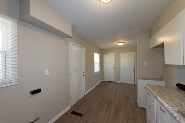 Building Photo - Recently rehabbed 3 bed 1 bath home locate...