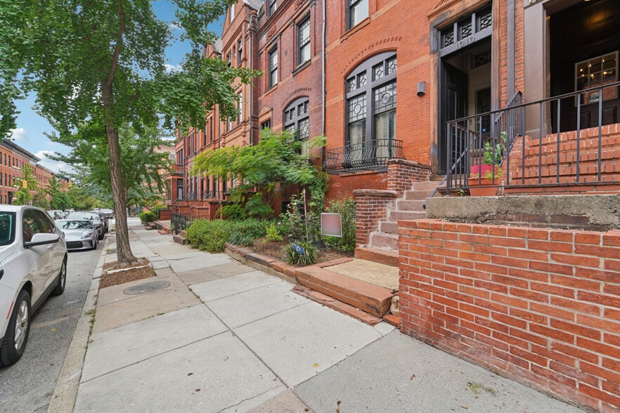 Neighborhood View - 1010 N Calvert St