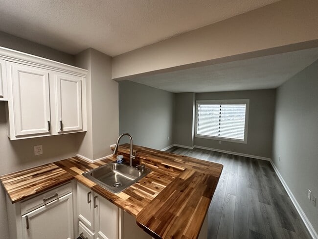 Building Photo - 1600 Park Cir