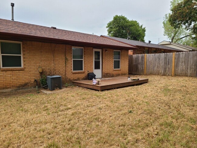 Building Photo - 1824 N Kaye Dr