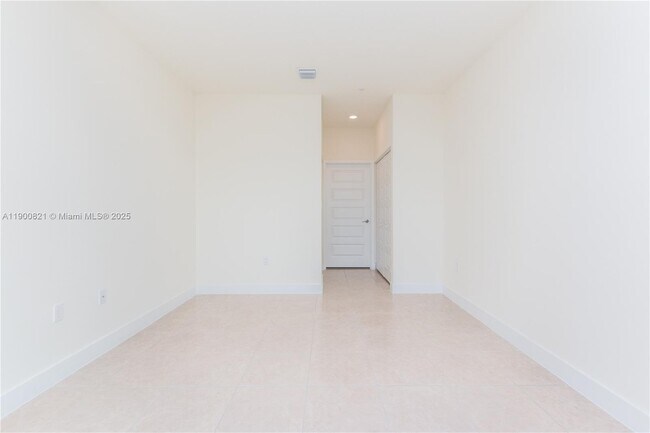 Building Photo - 4640 NW 84th Ave