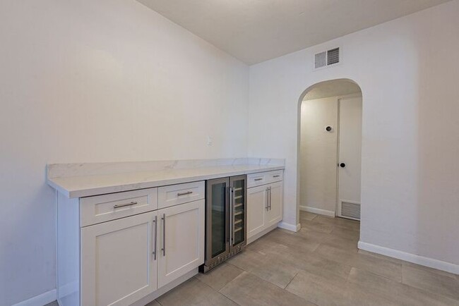 Building Photo - Fully Remodeled 3 Bed 2 Bath + Workshop wi...