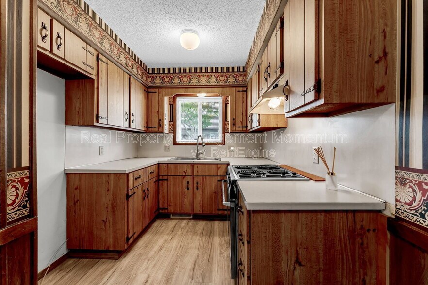 Building Photo - 716 E Locust St