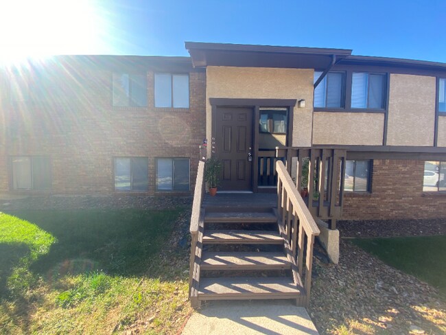 Building Photo - Cozy Condo Available NOW!