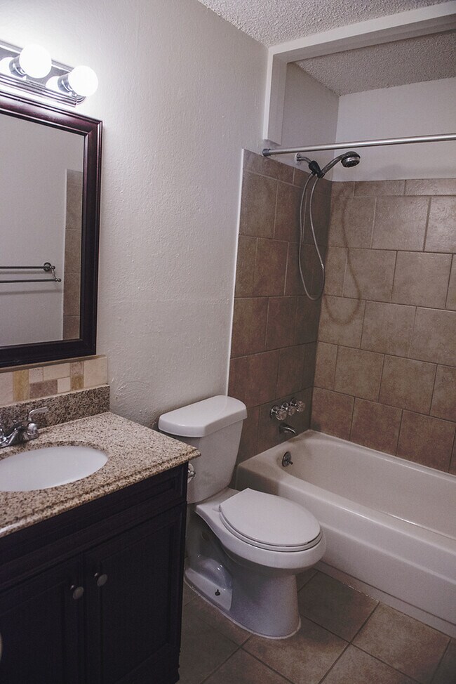 Building Photo - Very Nice Condo close to HWY I-25