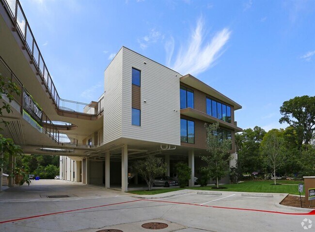 Building Photo - 1512 Forest Trail