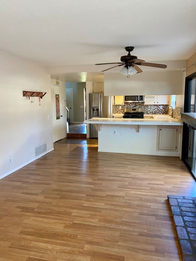 Building Photo - East Ventura - Three bedroom Townhome in R...