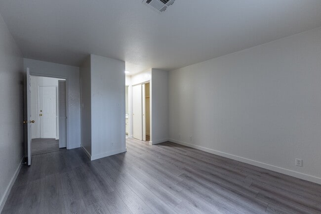 Building Photo - 5064 S Rainbow Blvd