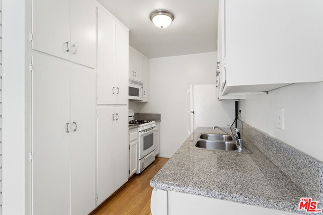 Building Photo - 11947 Kiowa Ave