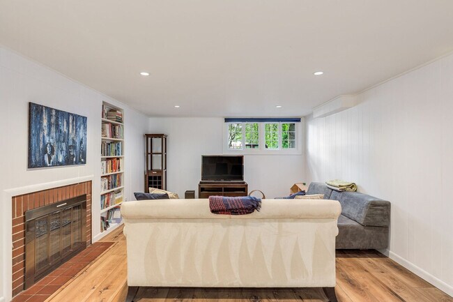 Building Photo - 3177 NE 84th St