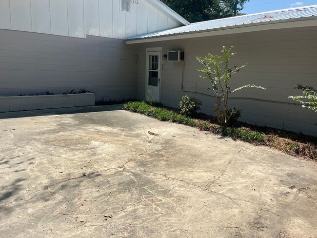 Building Photo - Studio Apartment in Wellborn, near downtown. All Utilities included.