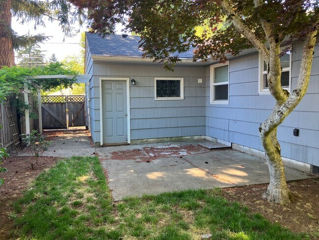 Building Photo - Cozy Three Bedroom Home in South Salem