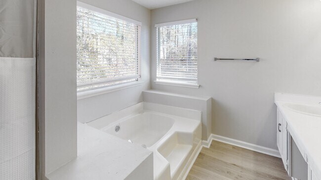 Building Photo - 410 Lake Dylan Ct