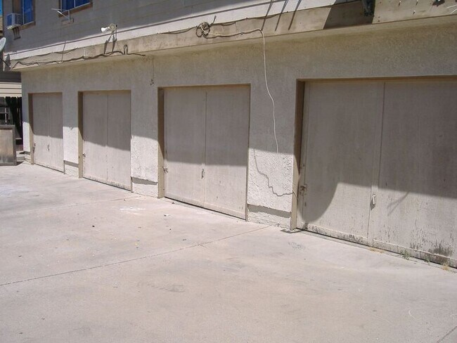 Building Photo - 28701 Calle Del Lago