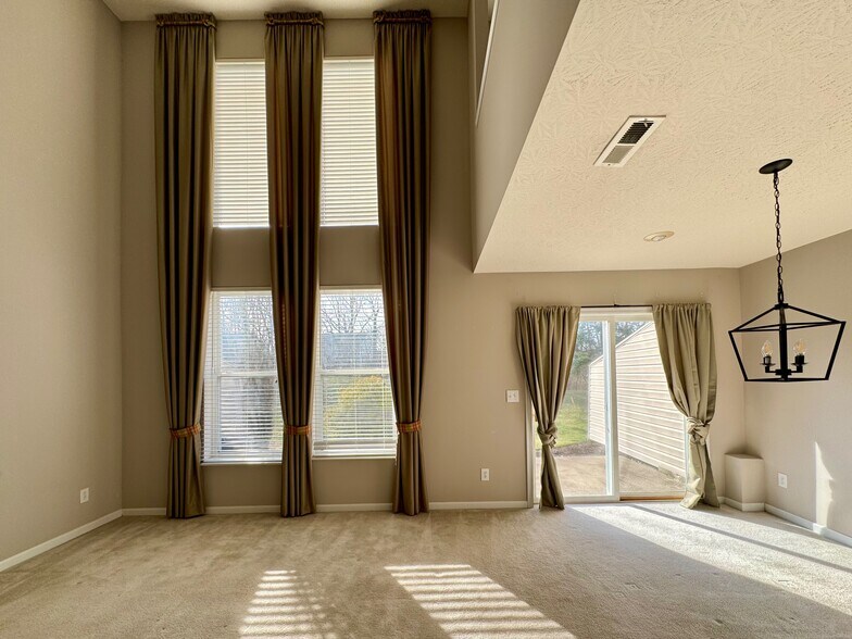 Living Room - 6549 Twin Lakes Dr