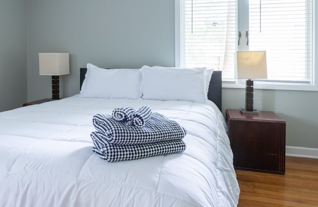 Building Photo - Long-Term/Mid-Term/Short-Term rental, Foxc...