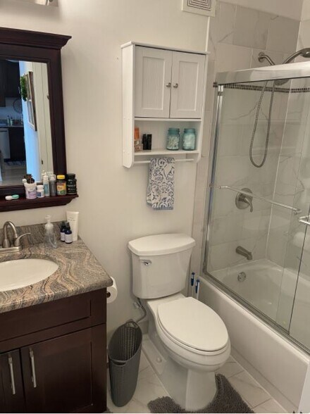 Building Photo - 1212 N La Salle Dr