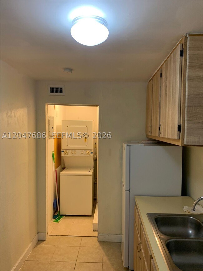 Building Photo - 410 Pinecrest Dr