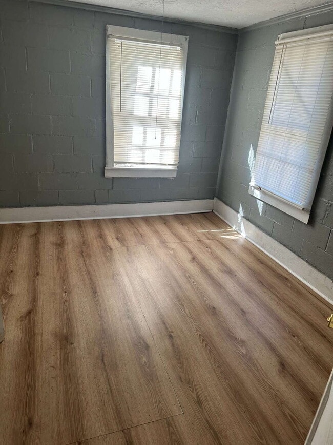 Building Photo - 2 bed 1 bath - Welcome to 409 Campbell Street