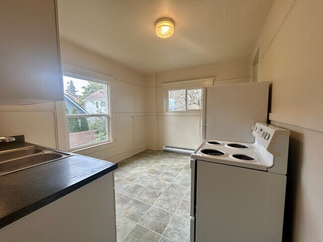 Building Photo - 1030